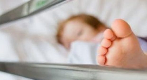 Bimba di 12 anni muore in ospedale dopo l'intervento per la frattura del femore: febbre a 44 gradi