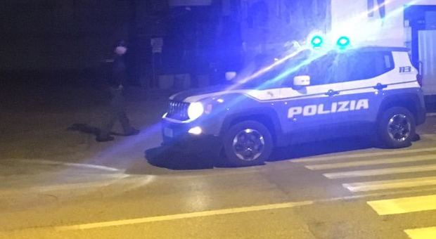 Fabriano, nonnina vaga scalza in città nella notte: soccorsa dai poliziotti
