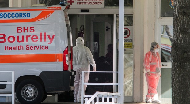 Coronavirus a Napoli, rianimazioni sature: «Subito 50 posti in più dalle sale operatorie»