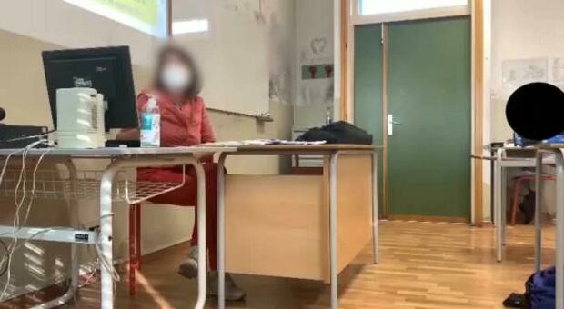 Prof colpita dai pallini sparati in classe, i genitori dello studente: «Pronti a querelarla, le scuse ci sono state»