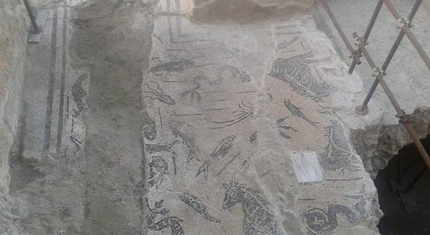 Pozzuoli, spunta un nuovo mosaico dagli scavi del Rione Terra