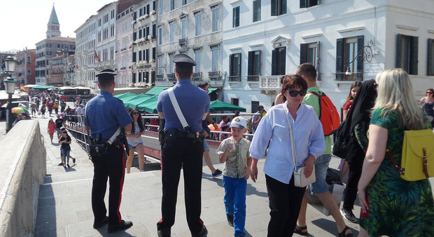 Venezia, studentessa arriva a scuola ferita: "Aggredita e accoltellata in calle"