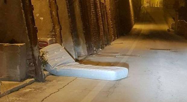 Osimo, ancora degrado in centro Sotto le mura spunta un materasso