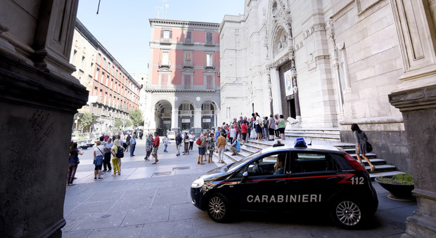 Preti pedofili, le vittime in sit-in davanti al Duomo di Napoli