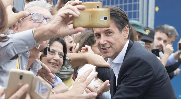 Conte, l'avvocato degli italiani fa il leader pop: «Mi sono tagliato stipendio e scorta»