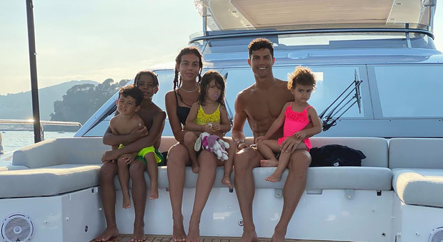 Decine di fan di Cristiano Ronaldo si avvicinano a nuoto al suo lussuoso yacht e improvvisano un coro