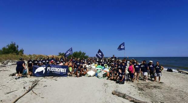 I volontari di Plastic Free sulla spiaggia di Boccasette