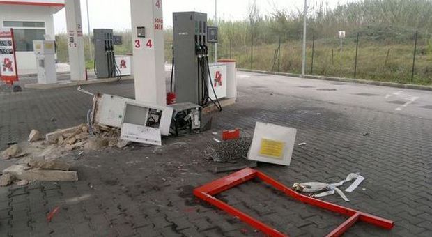Ancona, assalto con furgone ad Auchan: cavo “decapita" Volante