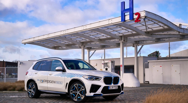 La BMW iX5 davanti ad un distributore di idrogeno
