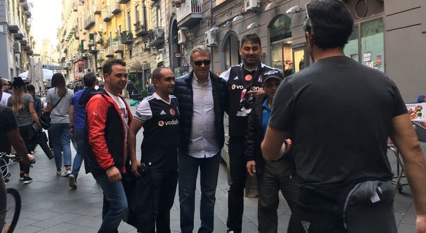 Tifosi turchi in via Chiaia scattano foto col presidente del Besiktas