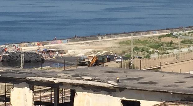 Bagni proibiti nel cantiere del waterfront, dieci denunce a Portici