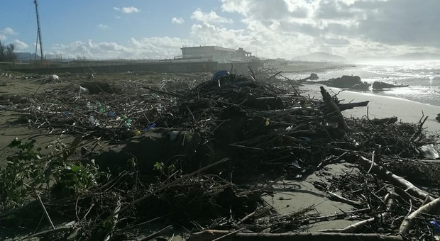 L'Alveo dei Camaldoli vomita quintali di detriti e rifiuti sulla spiaggia di Licola