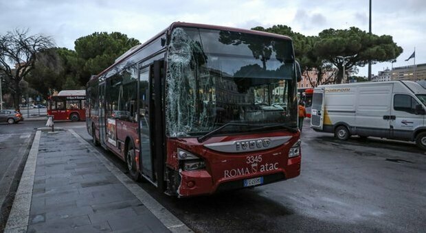 Piazza dei Cinquecento, un altro autista Atac pestato a sangue sul bus