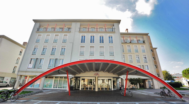 L'ingresso del centro commerciale Le Torri in centro a Rovigo: la chiusura è a un passo