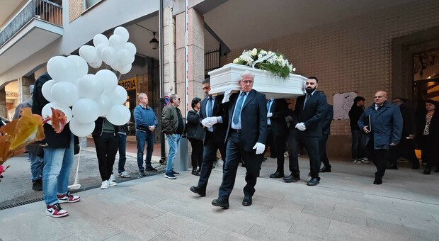 Palloncini bianchi e striscioni per l'addio a Gaia, studentessa morta dopo tre trapianti al fegato