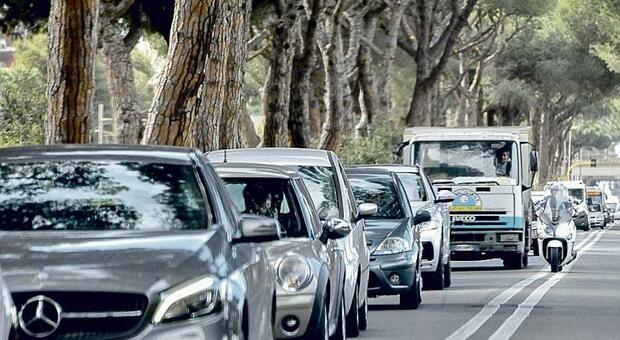 Roma, la strage sulle strade: muore sulla via del Mare investito da un furgone