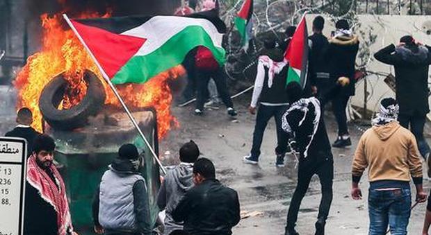Gaza, violentissimi scontri al confine: uccisi sei palestinesi