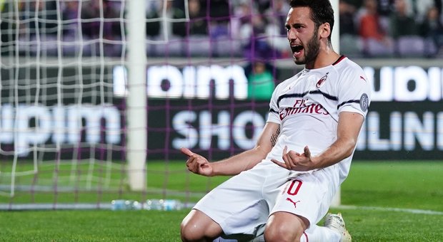 Il Milan passa al Franchi con Calhanoglu e sogna sempre la Champions, la Fiorentina a picco