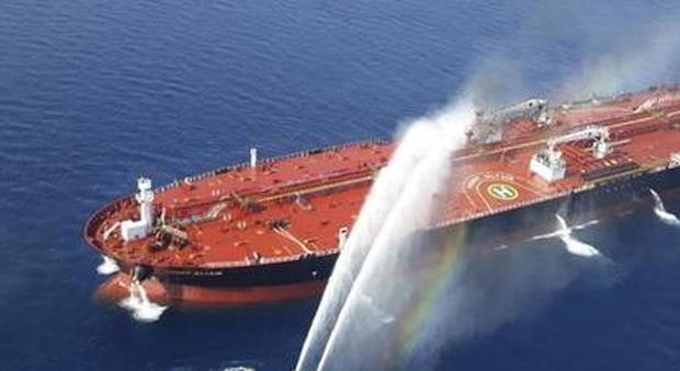Due petroliere sotto attacco nel Golfo dell'Oman, è giallo. Gli Usa: «Iran responsabile». Il greggio vola