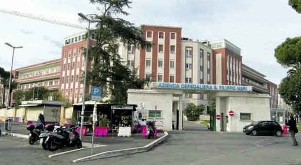 Roma, paziente muore all'ospedale San Filippo Neri: fuma a letto e il materasso si incendia