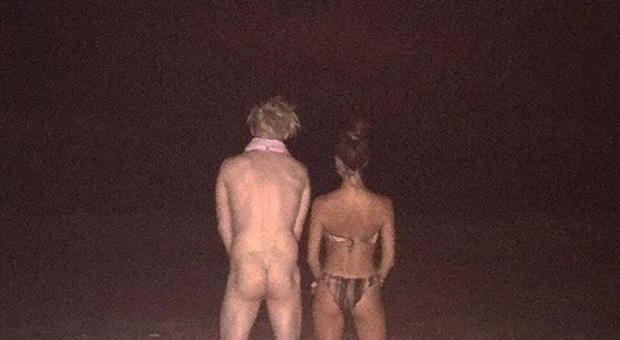 Senigallia, nudo sulla spiaggia di velluto La foto del turista è virale sui social