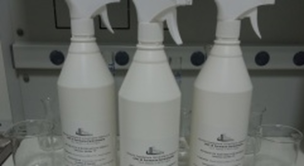 Napoli, alcool etilico donato dalla Guardia di Finanza trasformato in spray disinfettante dalla Farmacia della Federico II