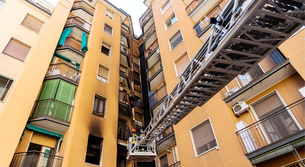 Incendio a Milano, a fuoco una palazzina: due intossicati gravi. «Le case invase dal fumo»
