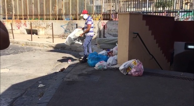 Napoli, la stazione di Bagnoli nella morsa dei rifiuti: la discarica dei pirati dei sacchetti