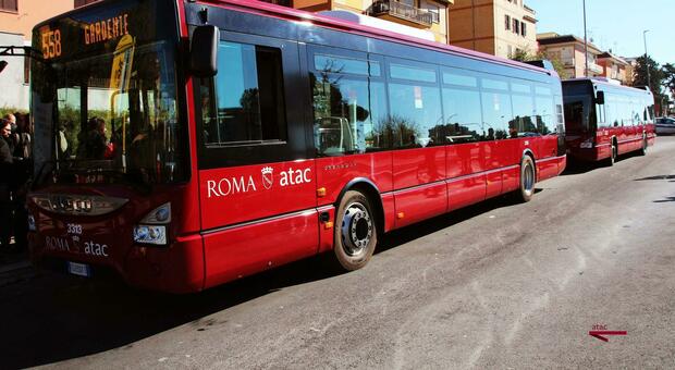 Roma, lite e paura: «C'è un ragazzo ferito a bordo». E il bus lo porta in ospedale