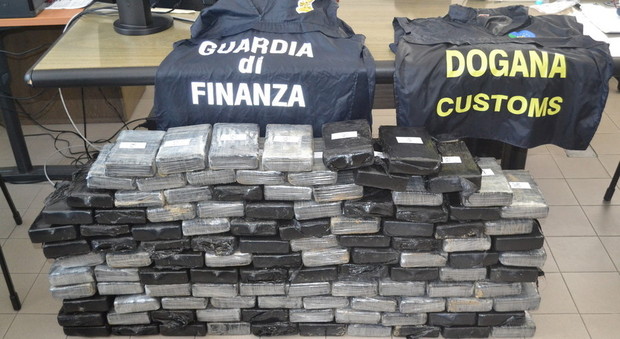 Catanzaro, la guardia di finanza sequestra 8 tonnellate di cocaina