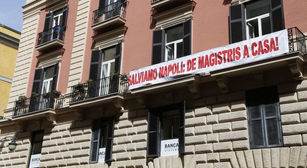 Maxi striscione del Pd nella sede del Comune: «Salviamo Napoli: de Magistris a casa!»