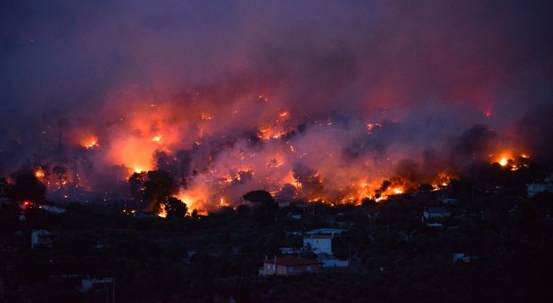Incendi in Grecia, la paura degli italiani rinchiusi in hotel: «Il cielo era di fuoco»