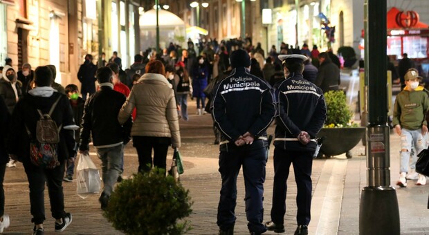 Movida a Napoli, controlli della polizia locale: multati cinque locali tra Chiaia e Mergellina
