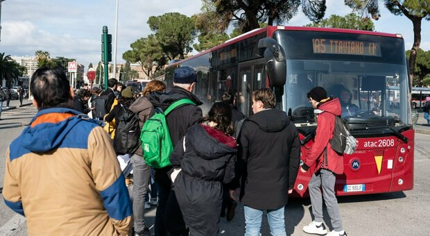 Metro A Roma, nuovo guasto: treni fermi per tre ore. «Binari vecchi di 44 anni» `