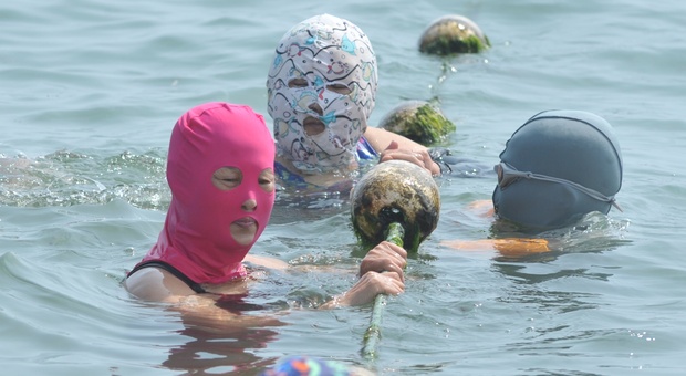 Caldo record, in spiaggia arriva il "facekini": cos'è la maschera che protegge il viso