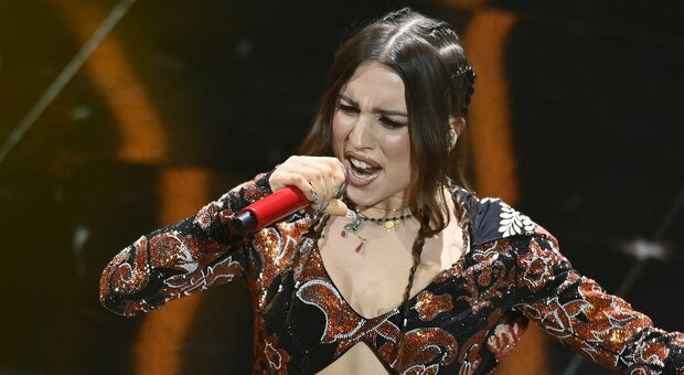 Angelina Mango a Sanremo 2024, stasera canterà "La rondine" di papà Pino: «Porto a testa alta il mio cognome». La storia della rivelazione del Festival