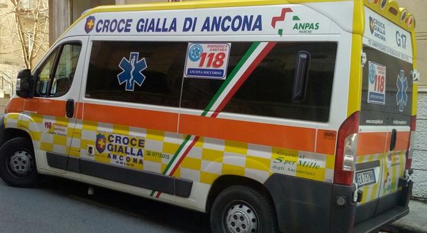 Ancona, la grata cede e la signora precipita nel tombino: in ospedale