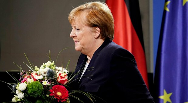 Angela Merkel, stretta sulla cancelliera del rigore. «Spende troppo per il suo ufficio al Bundestag»