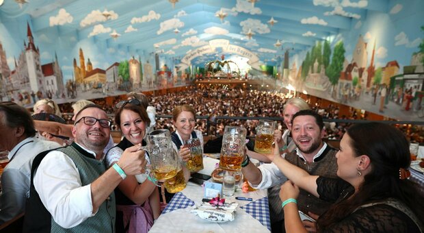 Muscoli, birra e avances: sono le cameriere le star dell’Oktoberfest (e arrivano a guadagnare 5.200 euro per 16 giorni)