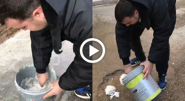 Il cittadino esasperato ripara le buche in strada e impreca in dialetto: il video diventa virale