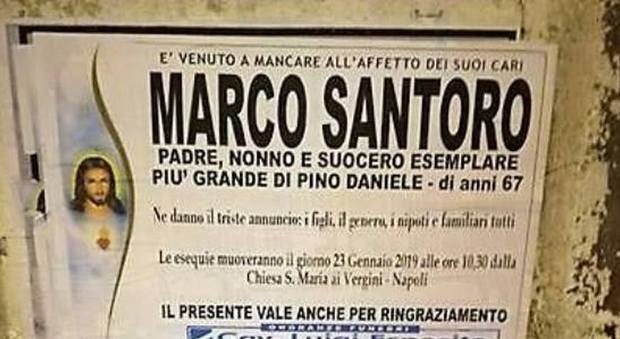 Il manifesto funebre più curioso di sempre: «Padre esemplare, più grande di Pino Daniele» Foto
