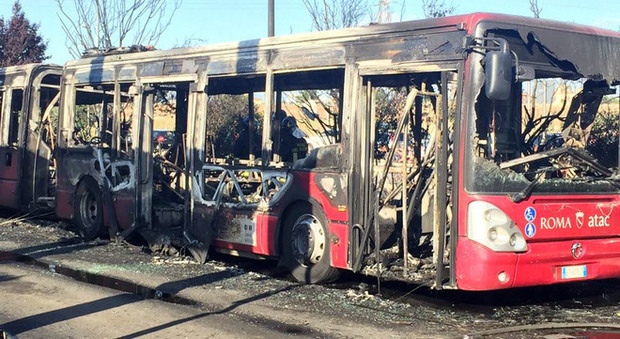 Roma, bus in fiamme: paura ad Anagnina