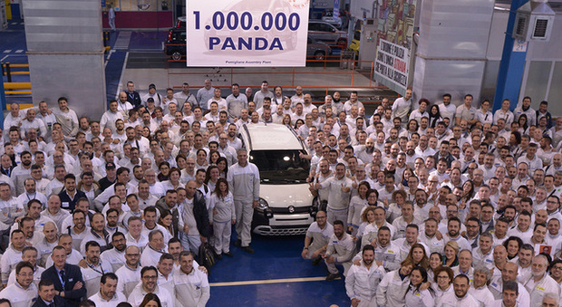 Gli operai Fiat dello stabilimento di Pomigliano intorno alla milionesima Panda