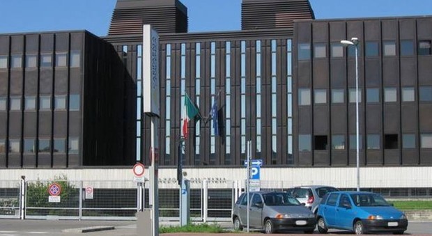 Allarme bomba al tribunale di Reggio Emilia: evacuato il palazzo