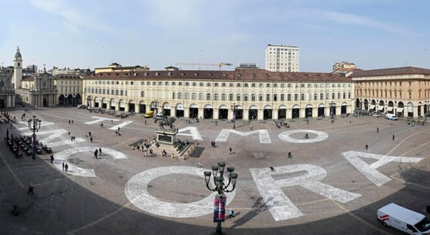 “Ti amo ancora" a Torino: svelato il mistero della maxi scritta in piazza San Carlo: ecco chi sono gli autori