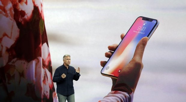 Apple, ecco iPhone X: tutto display e riconoscimento facciale. Watch potrà fare telefonate