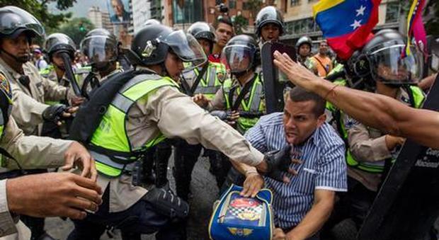 Venezuela, Osa: «Non è escluso un intervento militare». Arrestati tre giornalisti stranieri