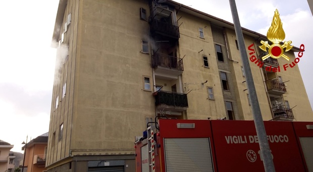 Palazzo in fiamme ad Avellino, famiglie intrappolate fatte evacuare
