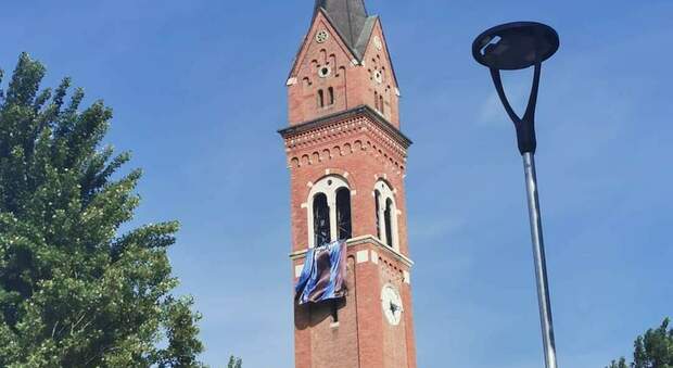 Il parroco interista festeggia lo scudetto: bandiera neroazzurra sul campanile