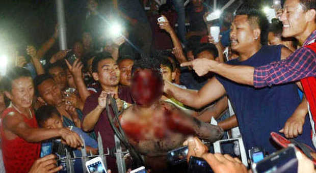 Folla inferocita irrompe in carcere e lincia uno stupratore: scontri con la polizia, un morto